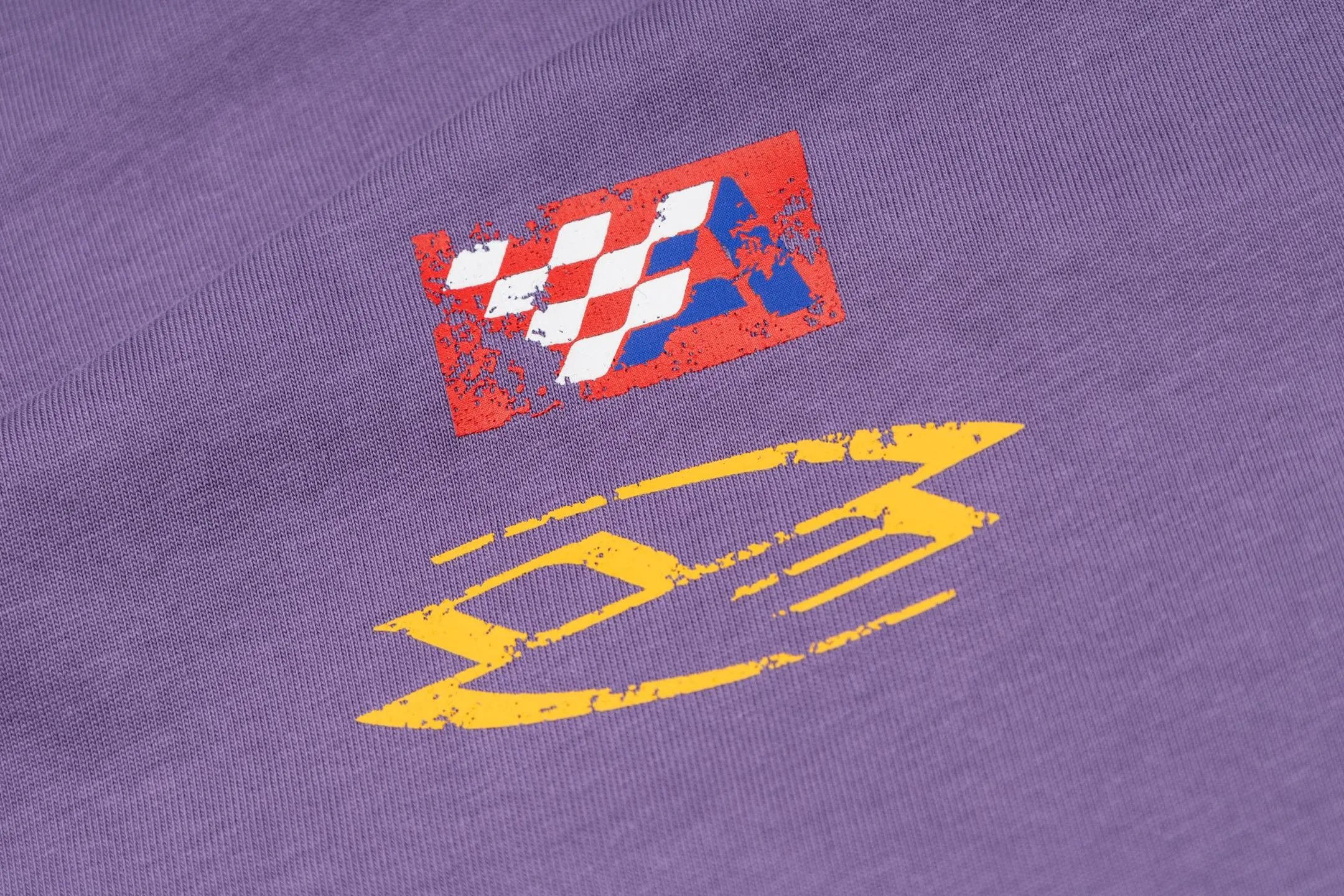 Adidas Clover MOTOSeries short sleeves, low saturation taro purple color, same style loose fit for men and women, pure cotton material is light and breathable, super comfortable for daily wear! The all-over printing with racing elements, clover logo + letter pattern, retro and street feel, looks great when worn as a layer or alone✨. The small high collar design, paired with overalls and Skate Shoes, can easily achieve American street style, and it is also great for couples! Fashionable and comfortable at the same time, don’t miss it if you like racing style. Style number: A 194# Color: Black Purple Size: S M L XL XXL